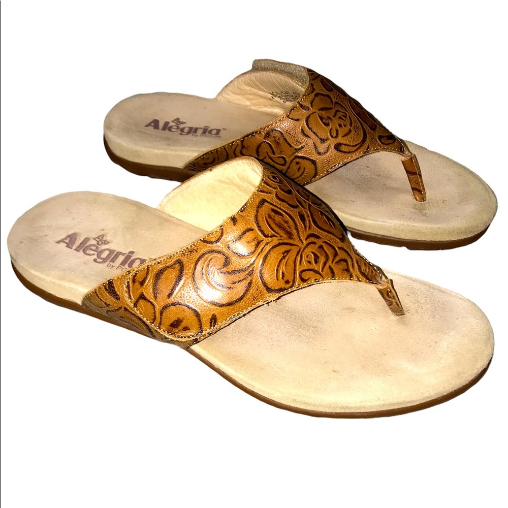 NWOT Algeria’ Leather Thong Sandals Brown Size 40 Flip Flops. Slight platform.